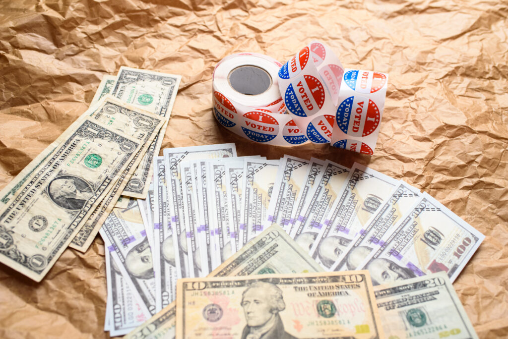 Voters in the American elections and dollar bills to improve the
